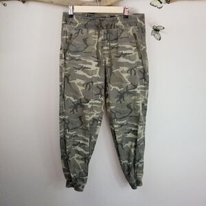 Kiss & cry camouflage joggers